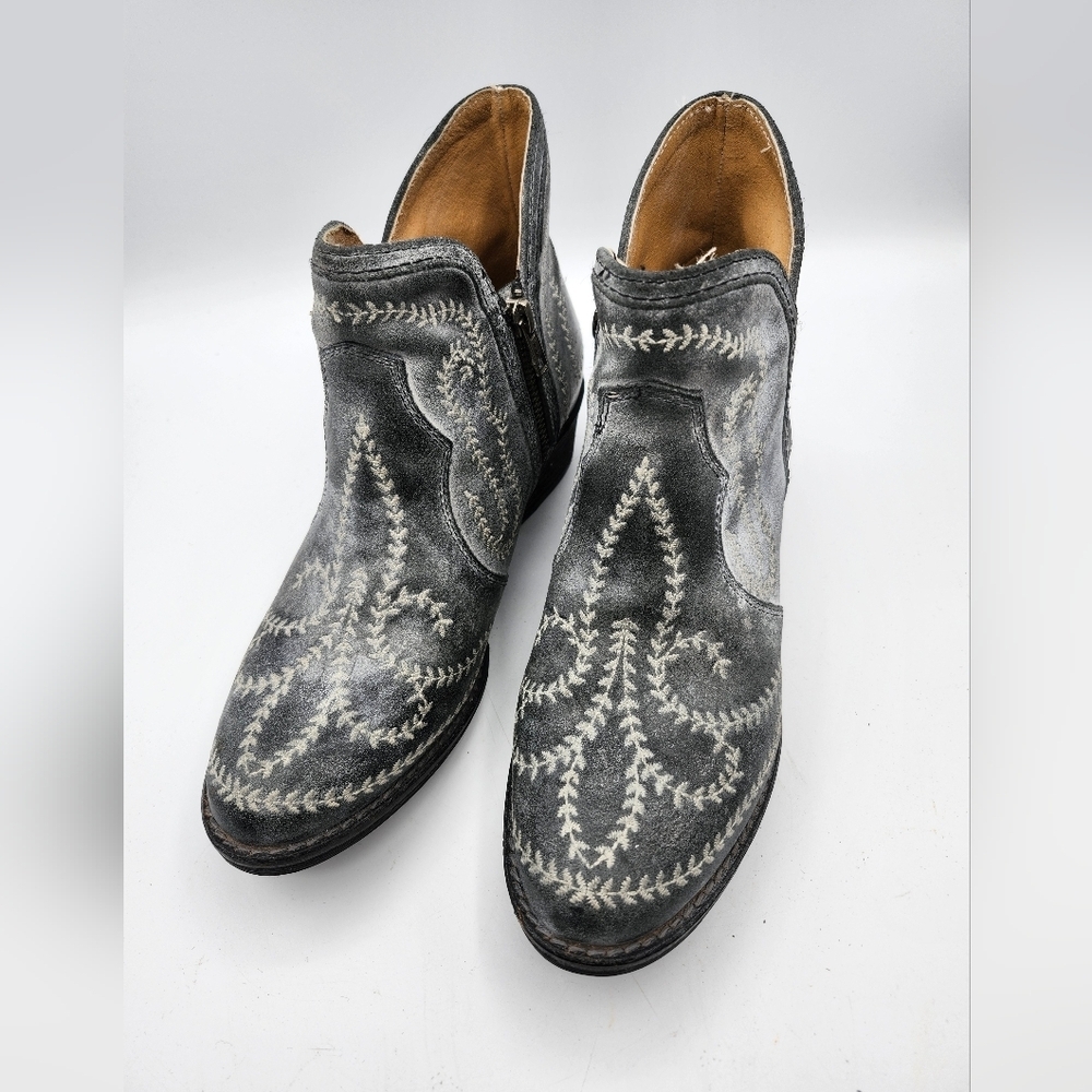 Sterling River Boots Stylish Grey Blue Embroidered Ankle NWOT Boots Sz 8M